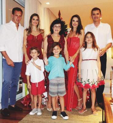 В красном платье и с рогами: Алессандра Амбросио удивила новым образом