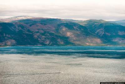 Глубочайшее озеро в мире с высоты птичьего полета. Фото
