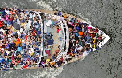Жизнь мигрантов в лучших снимках года. Фото
