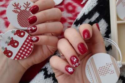 Снежинки на пальцах: яркие варианты новогоднего маникюра. Фото