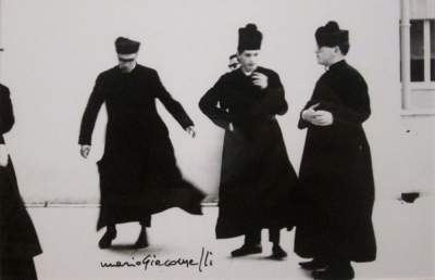 Фотограф показал будни молодых итальянских священников. Фото 