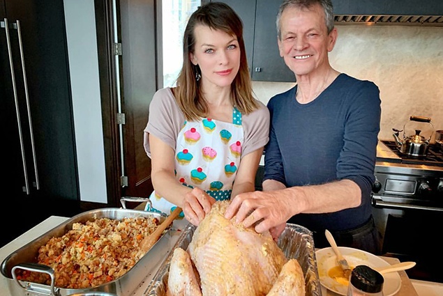 Милла Йовович отмечает праздники с семьей