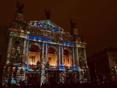 Впечатляющее световое шоу на фасаде львовской оперы. Фото