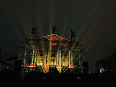 Впечатляющее световое шоу на фасаде львовской оперы. Фото
