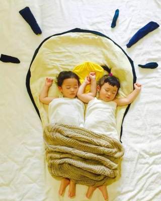 Креативная японка создала необычные образы для своих спящих детей. Фото