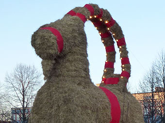К шведской рождественской козе приставили охрану