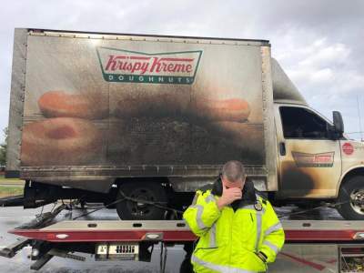 Американские копы повеселили снимками на фоне сгоревшего грузовика с пончиками