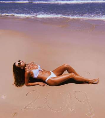 Алессандра Амбросио в откровенном купальнике позировала на пляже