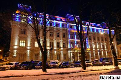 Улицы Львова, украшенные к Рождеству. Фото