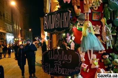 Улицы Львова, украшенные к Рождеству. Фото