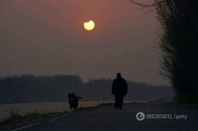 Первое солнечное затмение 2019 года в впечатляющих снимках. Фото