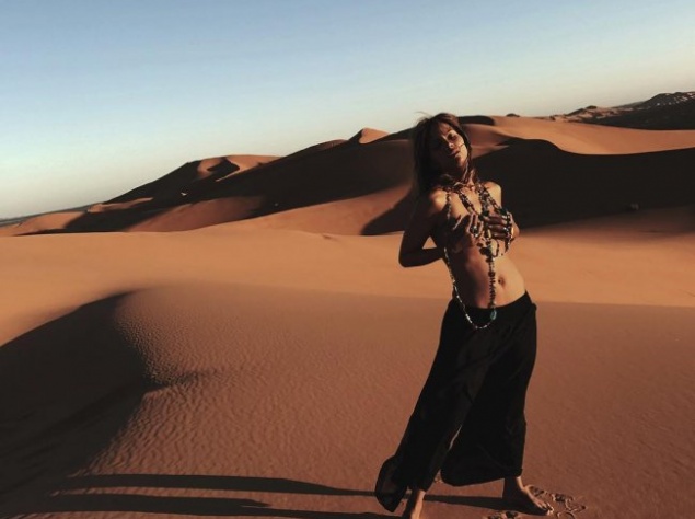 Холли Берри позировала топлес в пустыне