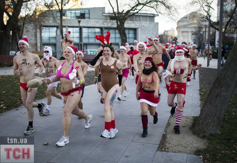 Толпа Санта Клаусов в плавках устроили веселый пробег по улицам Будапешта