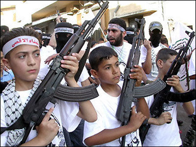 Террористы в Сирии учат детей убивать безоружных солдат