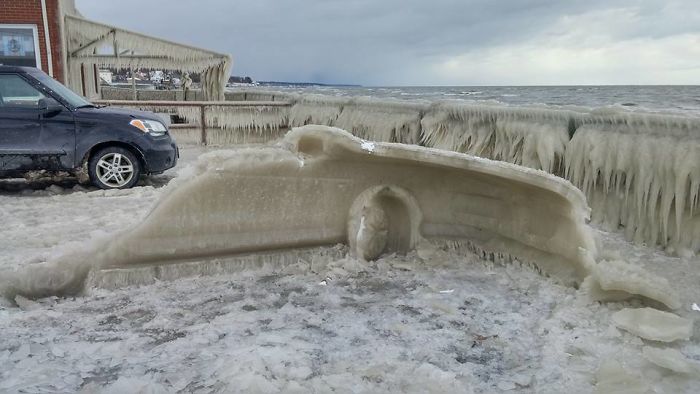 Мороз превращает автомобили в произведения искусства