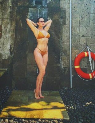 Даша Астафьева в золотистом бикини расслабилась у бассейна 