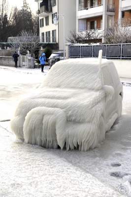 Необычные рисунки, оставленные на автомобилях морозом. Фото