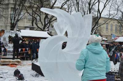 В центре Львова установили скульптуры из льда. Фото