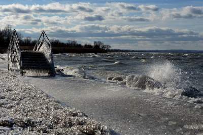 Зимняя сказка: в Венгрии замерзло самое большое озеро Европы. Фото