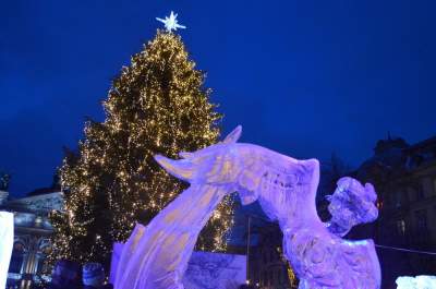 В центре Львова установили скульптуры из льда. Фото