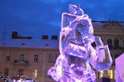 В центре Львова установили скульптуры из льда. Фото