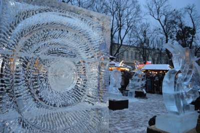 В центре Львова установили скульптуры из льда. Фото
