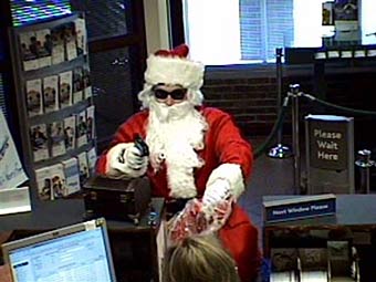 "Санта-Клаус" грабит магазин (кадр камеры видеонаблюдения)