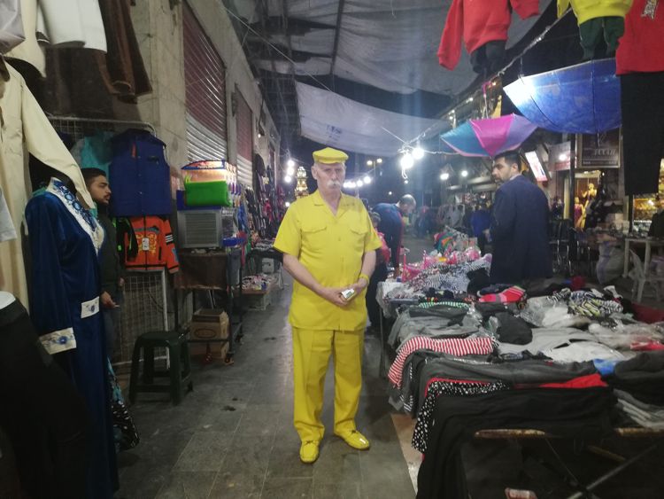  Цвет настроения — желтый: сириец уже 35 лет надевает одежду только одного оттенка