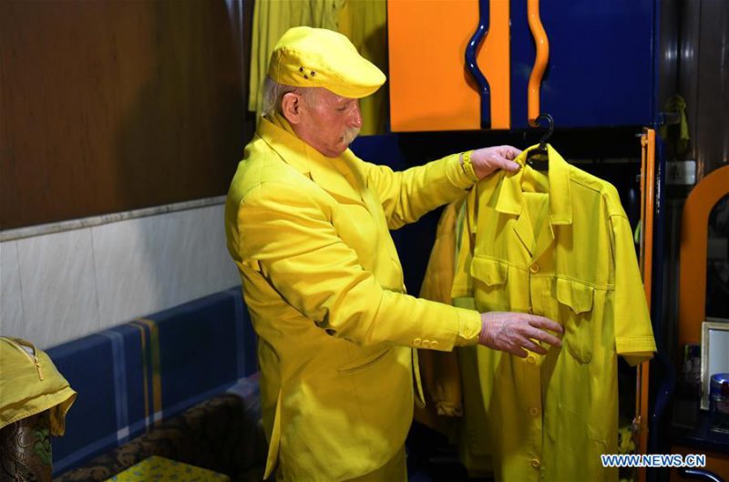 Цвет настроения — желтый: сириец уже 35 лет надевает одежду только одного оттенка