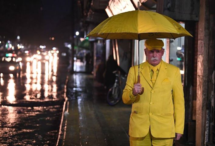  Цвет настроения — желтый: сириец уже 35 лет надевает одежду только одного оттенка