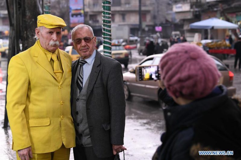 Цвет настроения — желтый: сириец уже 35 лет надевает одежду только одного  оттенка