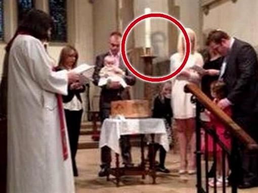 Женщина увидела призрак покойного мужа на крестинах своей внучки