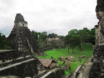 В день конца света туристы повредили храм майя