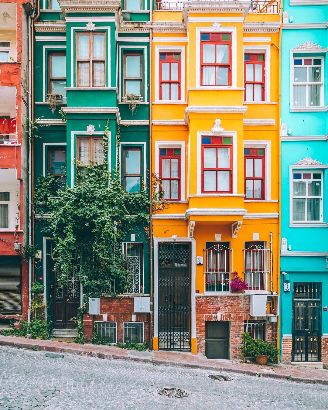 Colorful houses. Стамбул Балат цветные домики. Район Балат Турция. Район Балат в Стамбуле. Улочки Стамбула разноцветные домики.