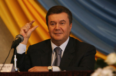Янукович обещает повышать соцстандарты