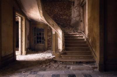 Удивительные лестницы заброшенных домов. Фото