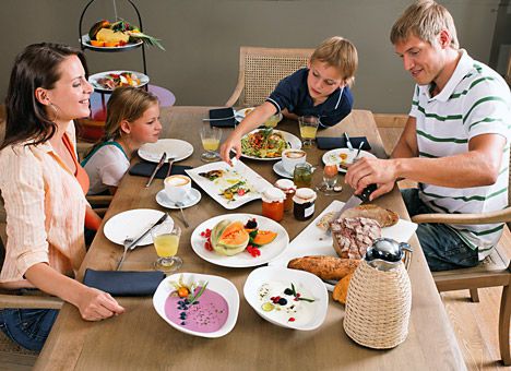 Семейные застолья приучают детей к правильной пище