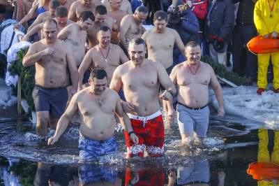 Кличко вместе с другими киевлянами искупался на Крещение. Фото