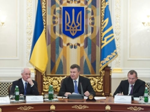 Янукович призывает выживать и экономить