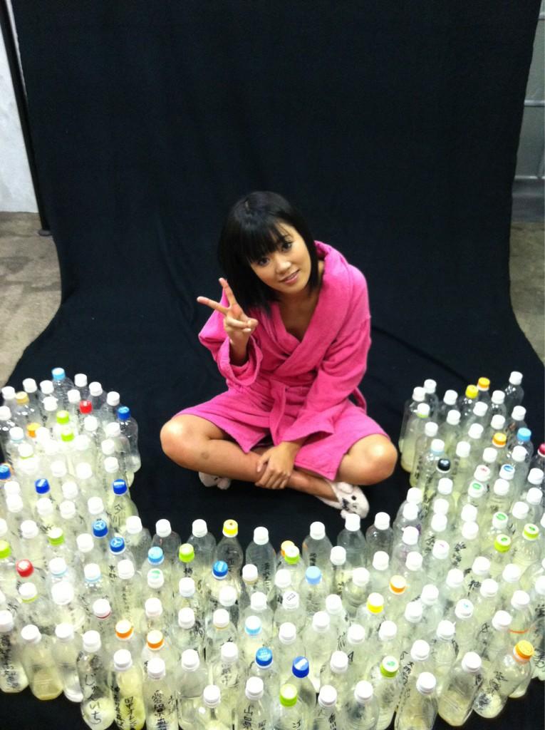 Японская порно-звезда получила 100 бутылок спермы на Новый Год 