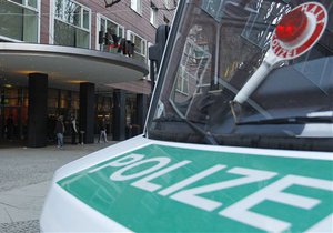 В Берлине мужчина взял в заложники сотрудника банка, потребовав пива и интервью