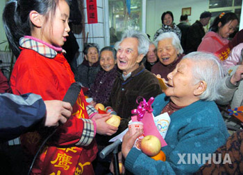 Китайцев обязали ходить в гости к старым родственникам 