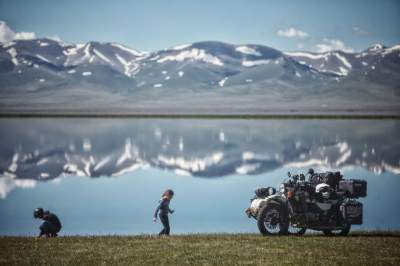 Румынский фотограф отправился в длительное путешествие на мотоцикле. Фото