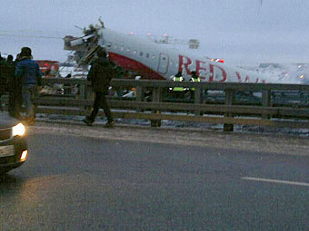 В московском аэропорту самолет развалился на части после жесткой посадки