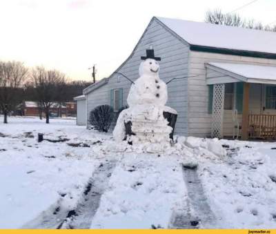 Карма есть: мужчина разбил авто, пытаясь разрушить снеговика