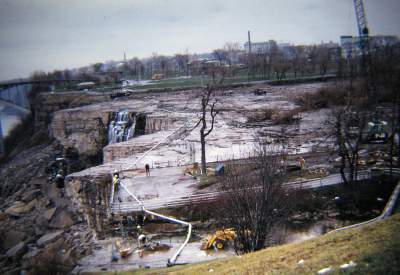 Событие века: как в 1969 году «ремонтировали» Ниагарский водопад. Фото