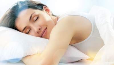 Медики подсказали, какая поза для сна может спровоцировать боли в спине