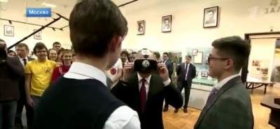 Сеть насмешило фото Путина в шлеме виртуальной реальности