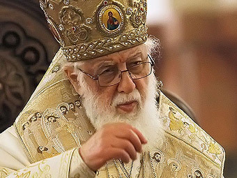 Грузинскому патриарху подарили восьмиметровую чурчхелу