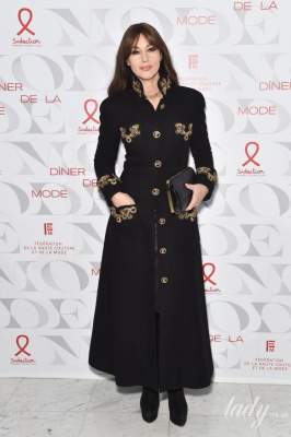 Королева стиля: Моника Беллуччи появилась на публике в платье-пальто